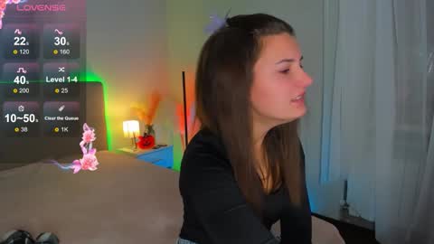 Snapshot of laura__leee chatting on October 17, 6:27 am Laura online show from October 17, 6:27 am