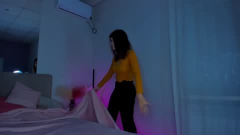 Snapshot of laura__leee chatting on December 6, 6:15 am Laura online show from December 6, 6:15 am