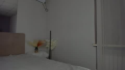 Snapshot of laura__leee chatting on March 3, 6:20 am Laura online show from March 3, 6:20 am