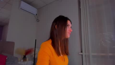 Snapshot of laura__leee chatting on December 8, 6:33 am Laura online show from December 8, 6:33 am