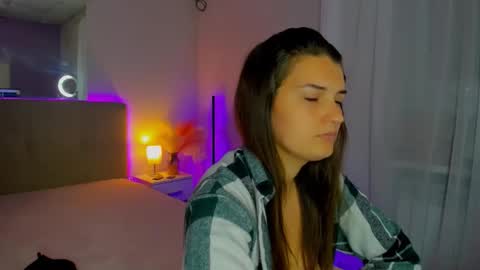 Snapshot of laura__leee chatting on September 16, 6:43 am Laura online show from September 16, 6:43 am