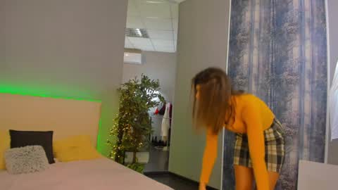Snapshot of laura__leee chatting on January 18, 6:24 am Laura online show from January 18, 6:24 am