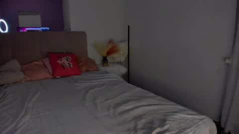 Snapshot of laura__leee chatting on February 14, 6:02 am Laura online show from February 14, 6:02 am