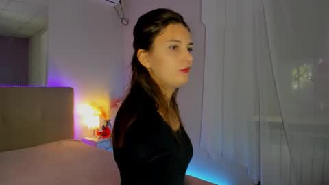 Snapshot of laura__leee chatting on October 15, 5:54 am Laura online show from October 15, 5:54 am