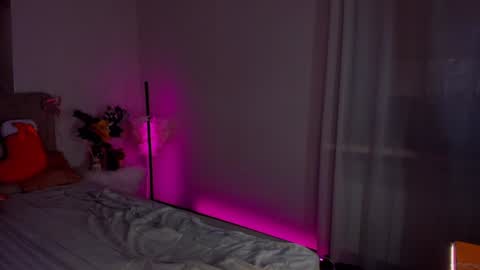 Snapshot of laura__leee chatting on December 29, 6:14 am Laura online show from December 29, 6:14 am