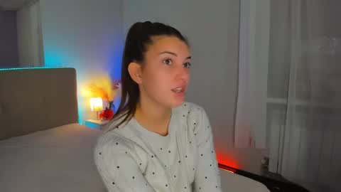 Snapshot of laura__leee chatting on October 16, 6:05 am Laura online show from October 16, 6:05 am