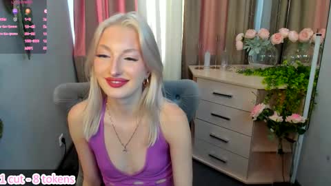 Snapshot of laura_blush chatting on October 10, 8:30 am Laura online show from October 10, 8:30 am
