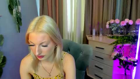Snapshot of laura_blush chatting on October 15, 8:17 am Laura online show from October 15, 8:17 am