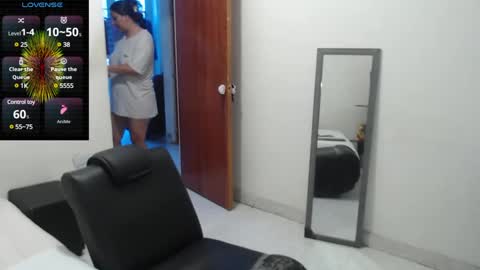 laura_foxx2379 online show from January 27, 5:37 pm