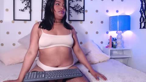 Lura online show from December 17, 8:13 pm