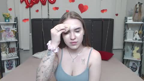 LauraHlot online show from April 1, 6:14 am