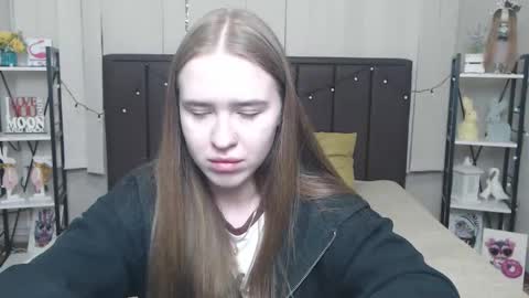 LauraHlot online show from September 13, 7:00 pm