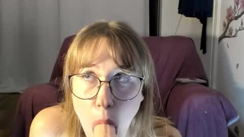 Snapshot of laurasommer chatting on September 11, 6:19 pm Laura Lara Sommer online show from September 11, 6:19 pm