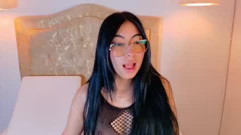 laurenn_smitth online show from November 6, 1:06 pm
