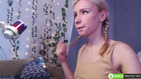 Mia online show from April 15, 11:33 am