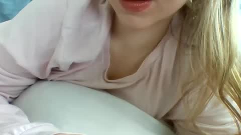 Snapshot of layannalea chatting on February 27, 10:42 pm layannalea online show from February 27, 10:42 pm