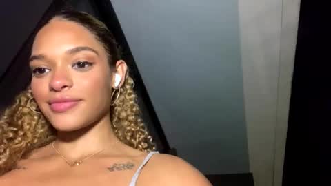 layla351338 online show from December 16, 2:06 am