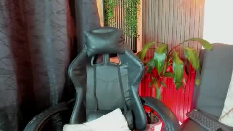 Layla online show from December 2, 12:01 am