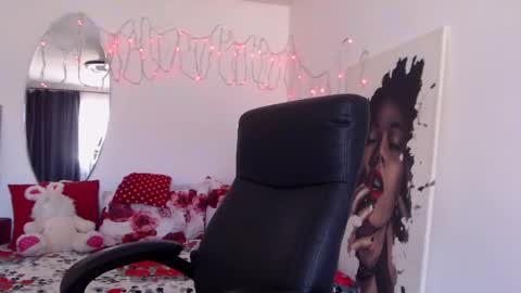 Layla online show from December 19, 9:40 am