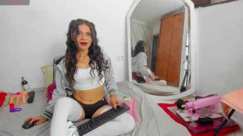 Snapshot of layqueen77 chatting on February 12, 12:27 am Layqueen online show from February 12, 12:27 am