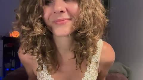 Snapshot of leahsparkles chatting on September 25, 2:43 am Leah Sparkles online show from September 25, 2:43 am