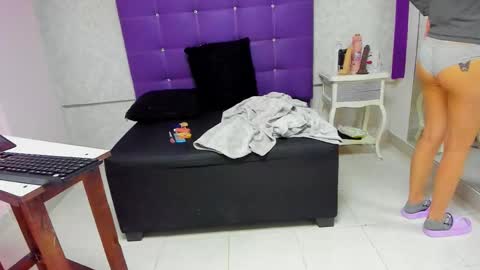 leamoreau__ online show from November 15, 12:17 pm