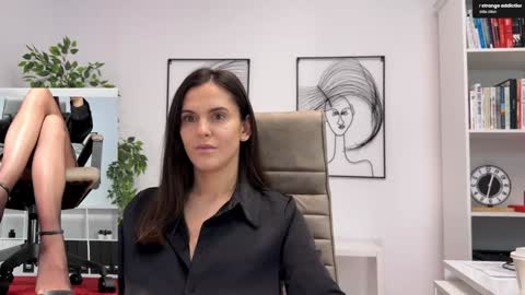 Elle  online show from November 18, 8:04 am