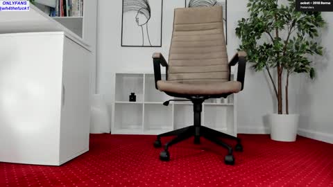 Elle  online show from March 30, 9:20 am