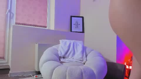 leiahux online show from June 12, 4:42 am