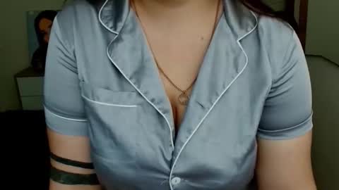 Snapshot of leila_beayte_ chatting on October 2, 7:35 am Leila online show from October 2, 7:35 am