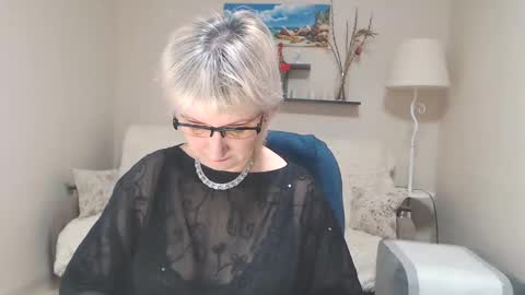 Leila Kinky online show from February 10, 2:30 am