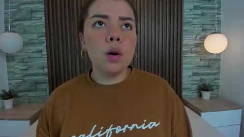 leilapons online show from September 22, 5:22 pm