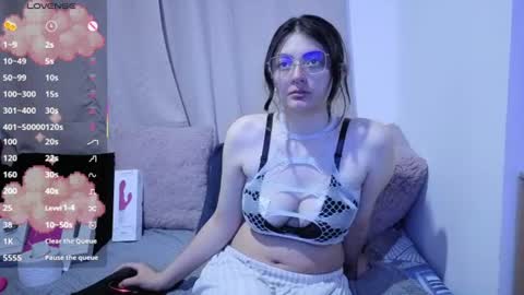 lessliee online show from June 12, 8:44 am