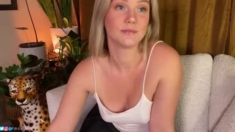 Snapshot of lexi_luv chatting on March 7, 2:04 am Lexi online show from March 7, 2:04 am