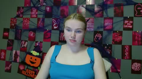 Snapshot of leyla_le chatting on October 4, 5:50 pm Leyla online show from October 4, 5:50 pm