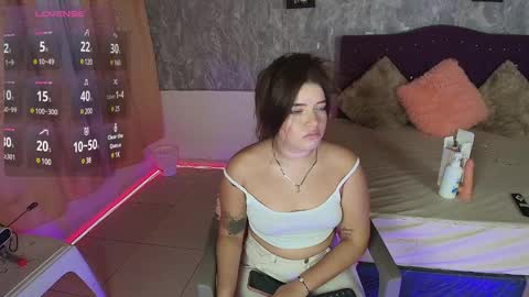 Snapshot of lia_little18 chatting on March 4, 4:17 am lia_little18 online show from March 4, 4:17 am