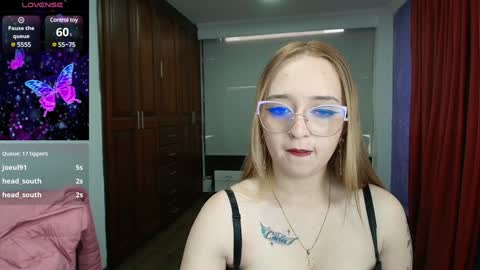 Snapshot of liaroberts1 chatting on December 5, 9:17 pm Lia Roberts online show from December 5, 9:17 pm