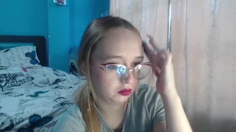 Snapshot of liaroberts1 chatting on February 18, 11:44 am Lia Roberts online show from February 18, 11:44 am