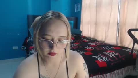 Snapshot of liaroberts1 chatting on September 18, 11:53 am Lia Roberts online show from September 18, 11:53 am