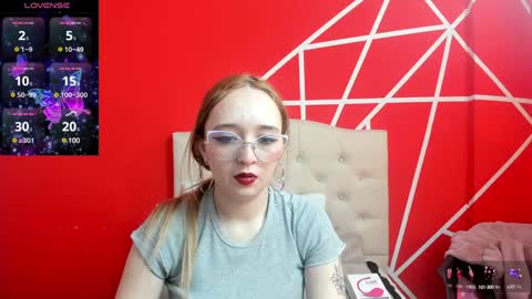 Snapshot of liaroberts1 chatting on December 23, 12:41 pm Lia Roberts online show from December 23, 12:41 pm