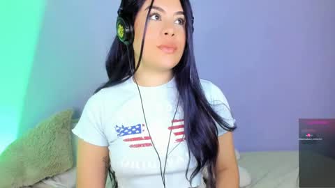 Snapshot of lil_swaay chatting on February 1, 1:02 am Lola online show from February 1, 1:02 am