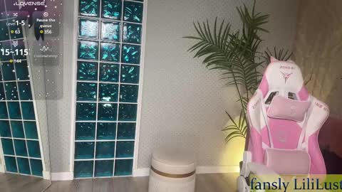 Snapshot of lili_01 chatting on February 12, 7:24 pm Lili online show from February 12, 7:24 pm