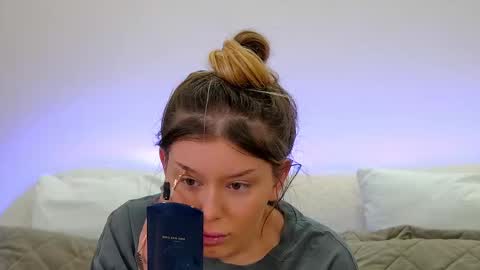 Mia online show from February 22, 7:12 am