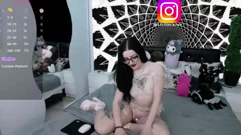 Lilith Caine online show from April 19, 6:10 pm