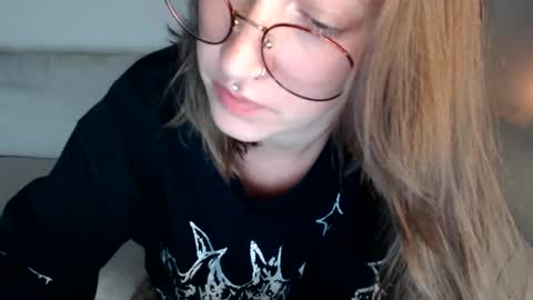 Snapshot of liljbby chatting on September 18, 1:26 am Jay please help me reach 50 thumbs up online show from September 18, 1:26 am