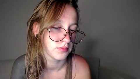 Snapshot of liljbby chatting on October 5, 12:26 am Jay please help me reach 50 thumbs up online show from October 5, 12:26 am