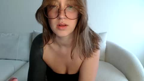 Snapshot of liljbby chatting on October 7, 6:23 pm Jay please help me reach 50 thumbs up online show from October 7, 6:23 pm