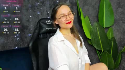 lillian_white1 online show from February 2, 1:15 am