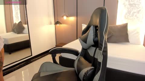 L I L L Y online show from November 6, 12:33 pm