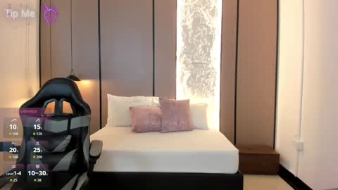 L I L L Y online show from February 5, 1:03 pm